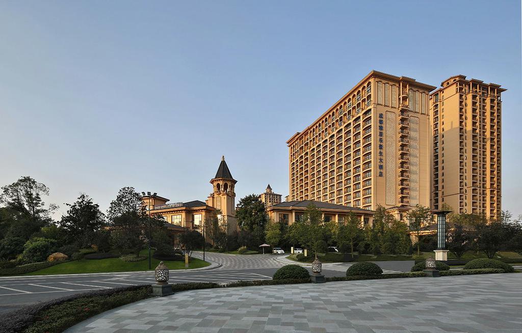 Howard Johnson Agile Plaza Чънду Екстериор снимка